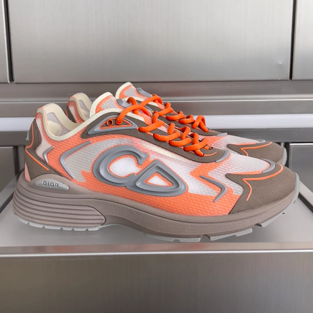 [DIOR] P: 560💰 Men's 39-44 (customized at 45.46) Dior Dior B30 series Countdown technology sneakers casual dad shoes This B30 Countdown technology sneaker is a new product in the 2026 spring men's wear series. The sports silhouette combines high-end logos and technological performance, making it unique. Lightweight and comfortable, it's inspired by modern running and crafted from materials like white and gray N30 nylon, a breathable technical fabric with multiple layers of translucence. Decorated with navy blue injection molded rubber panels and a graphic reinterpretation of the CD30 logo to enhance the style. Rubber Dior B30 and CD30 logos on the tongue and backside. The textured-effect sole is made from elastic rubber and foam and features classic details for ideal comfort. Can be matched with sportswear and casual outfits to create a sophisticated look. Exquisite packaging at the delivery counter 🛍📦 ▪️Fabric: original customized technical fabric + mesh ▪️Inner lining: customized breathable lining ▪️Outsole: original molded IP foam + TPU outsole ▪️Insole thickness: 3.5CM